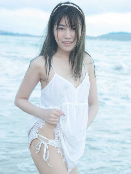 甜美妹子海边比基尼激凸写真-7