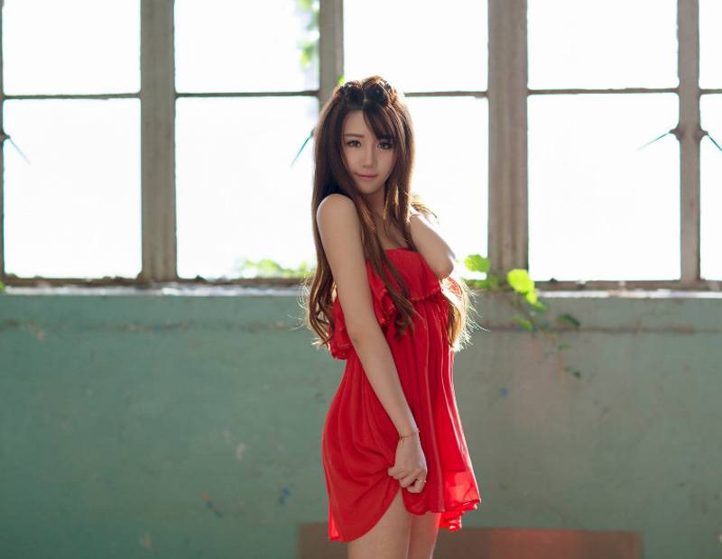 红裙少女废墟唯美写真