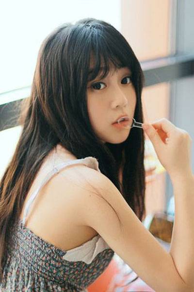 清纯美女慵懒的假期生活