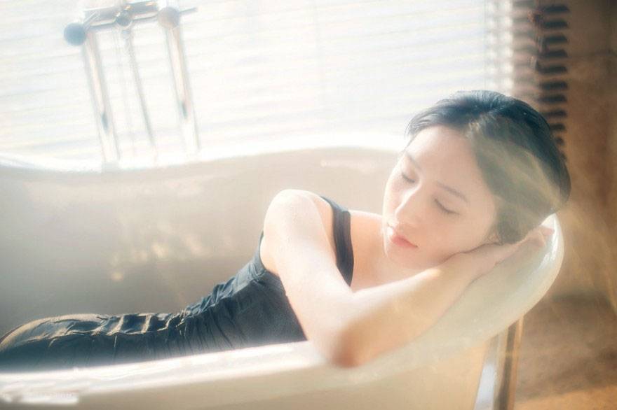 浴室里的黑色玫瑰少女