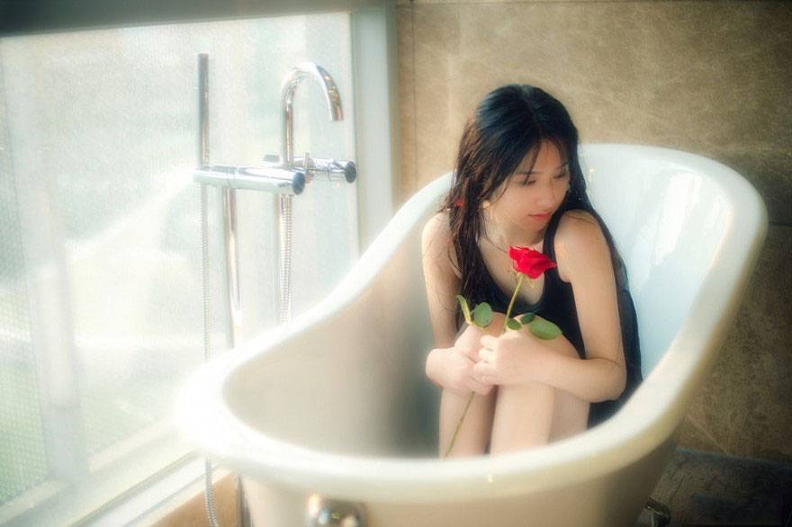 浴室里的黑色玫瑰少女-10
