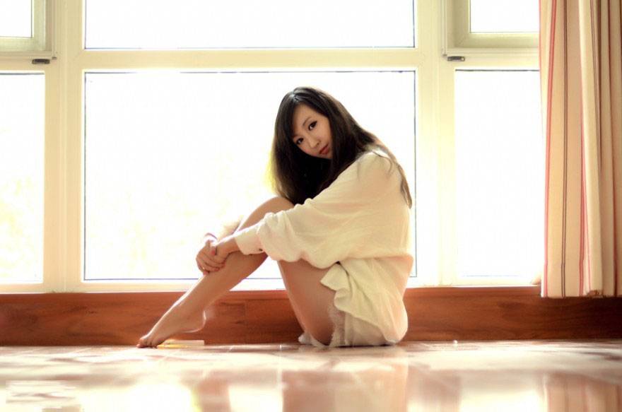 午后时光的裸肩少女-3