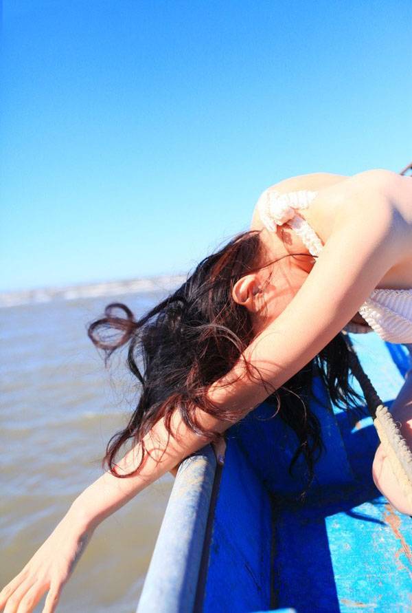 蓝蓝白云下的嫩滑躯体