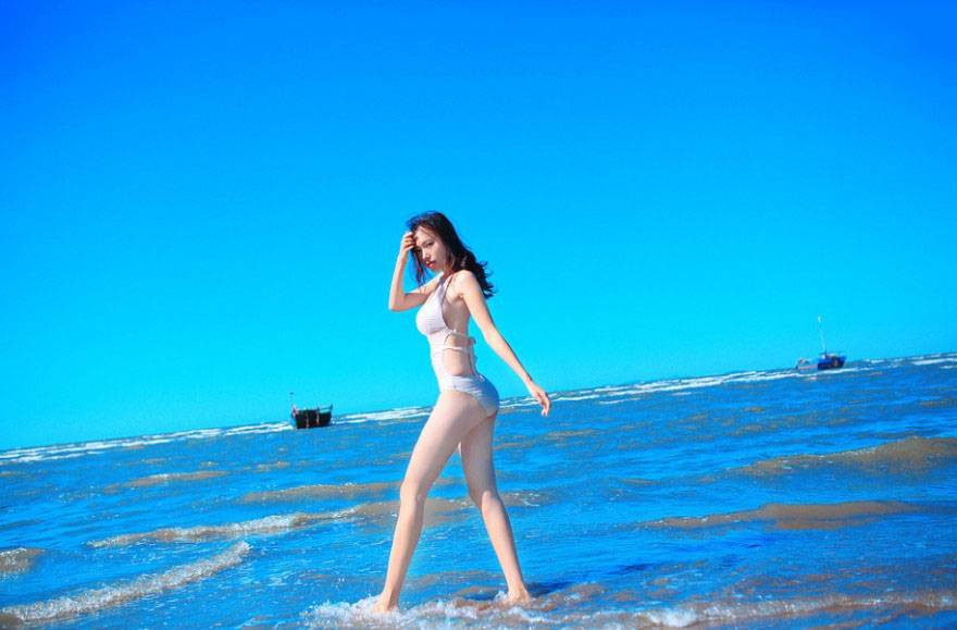 蓝蓝白云下的嫩滑躯体-4