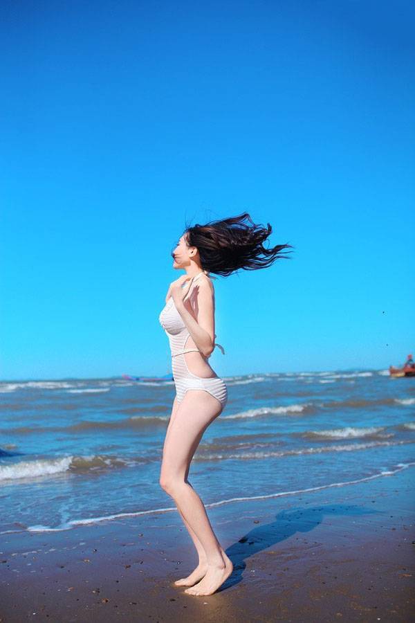 蓝蓝白云下的嫩滑躯体-5