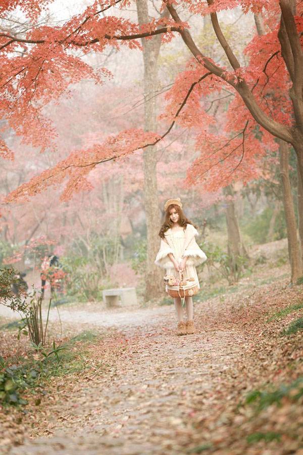 冬日枫林里的甜美少女