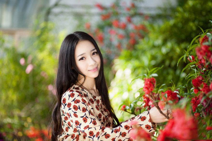 清纯女生花间的绽放
