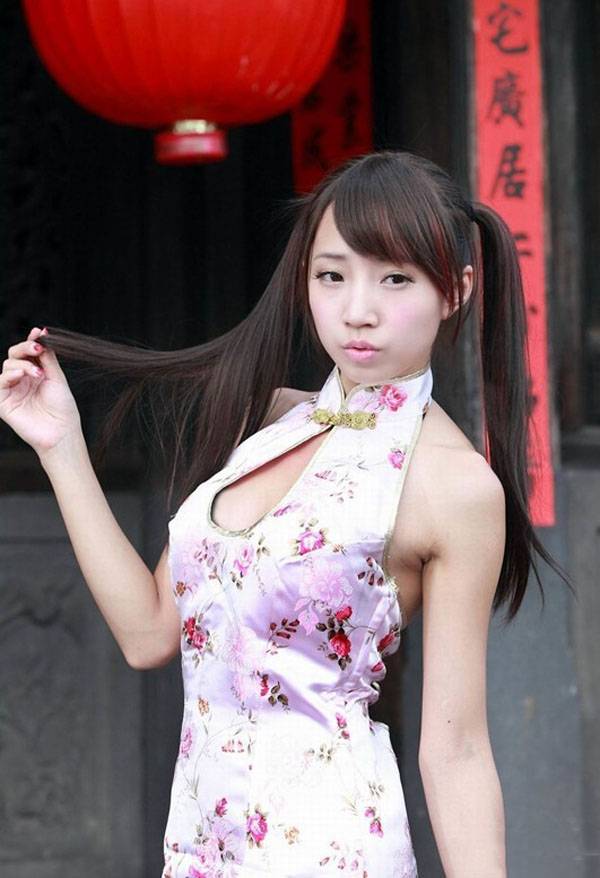 清纯少女萱萱身着旗袍也能穿出不一样的性感