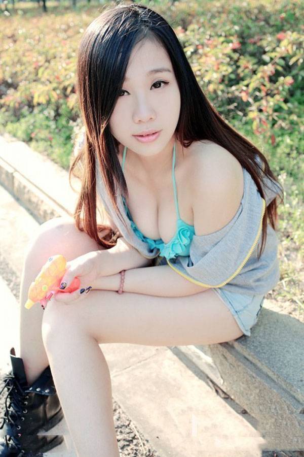 唯美酥胸的夏日少女