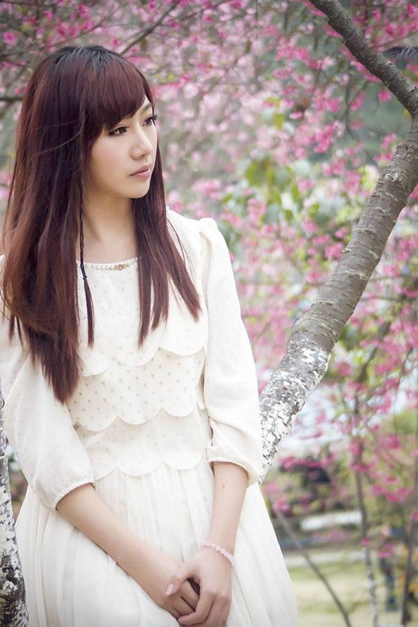 樱花树下的俏美丽人-2