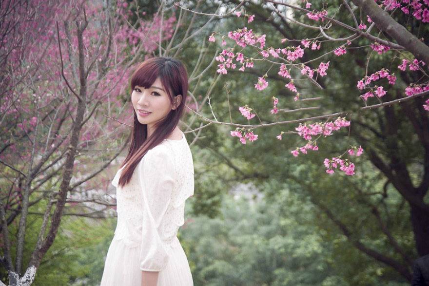 樱花树下的俏美丽人-3