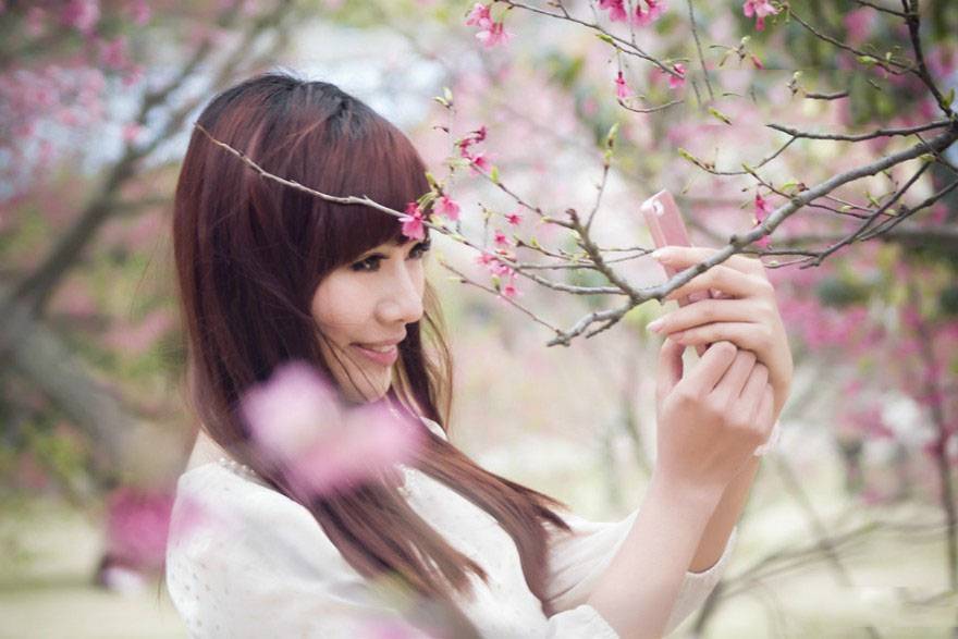 樱花树下的俏美丽人-4