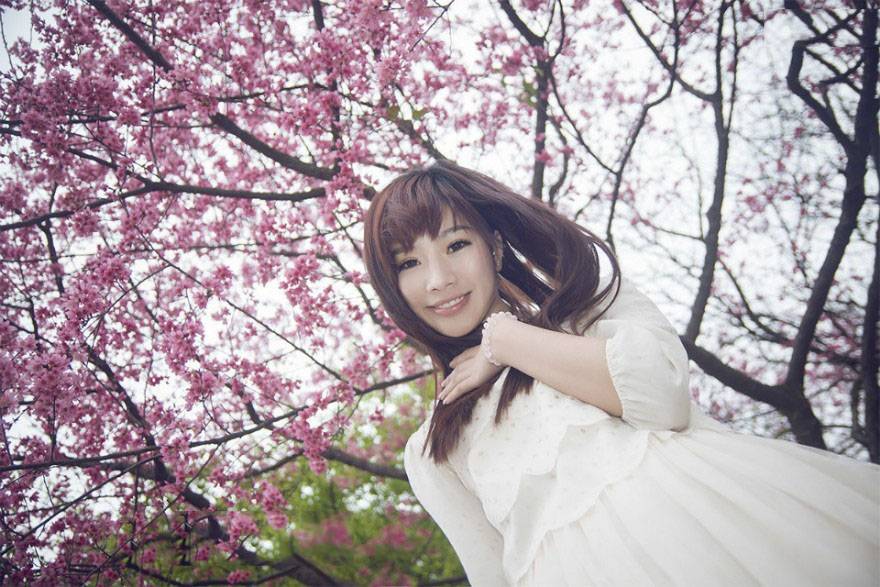 樱花树下的俏美丽人-5