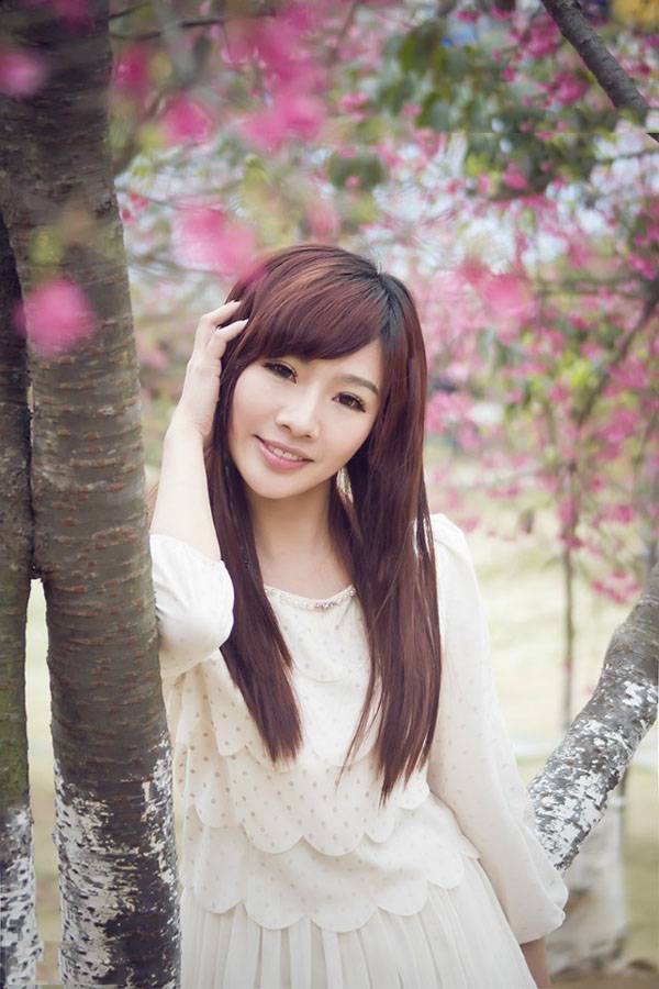 樱花树下的俏美丽人-6