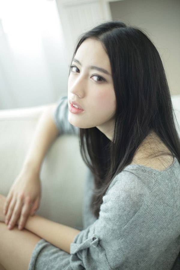 张嫱沙发上的妖娆魅惑