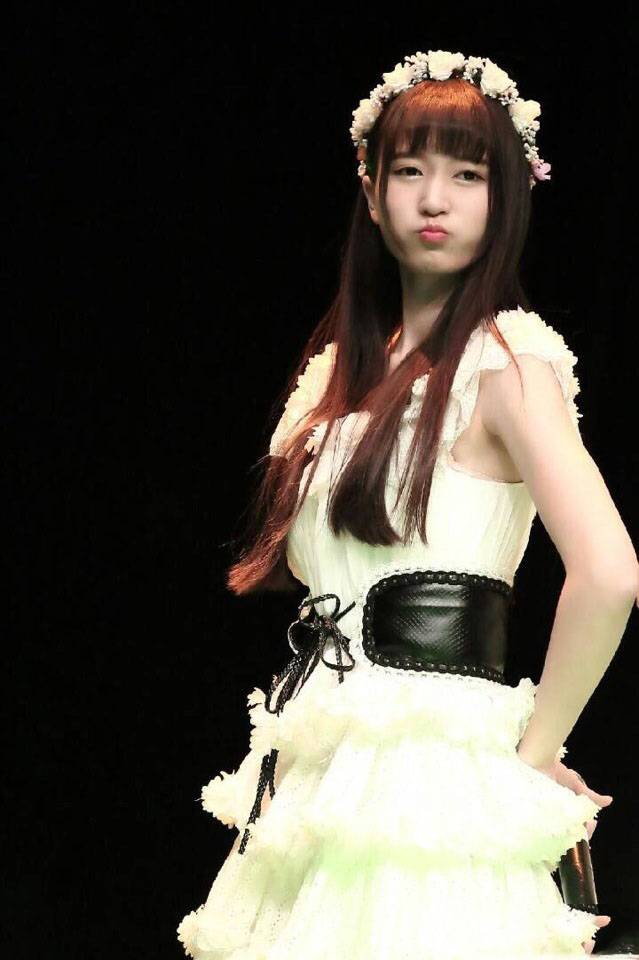 吴哲晗白衣清纯自拍美照