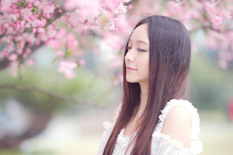 海棠花下的可爱美眉