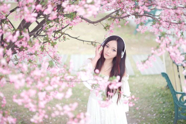 海棠花下的可爱美眉-5