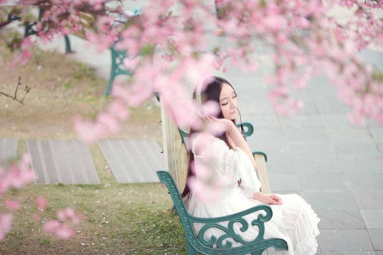 海棠花下的可爱美眉-8
