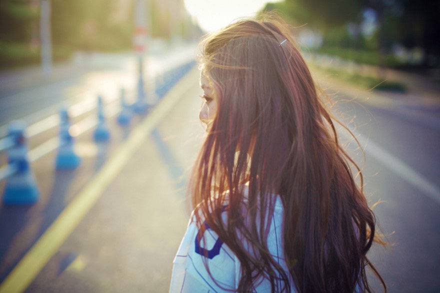 午后骄阳下的长发少女