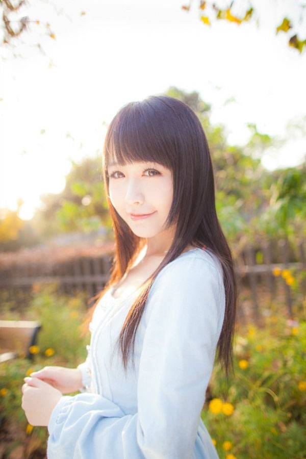 户外清纯少女可爱的小风车