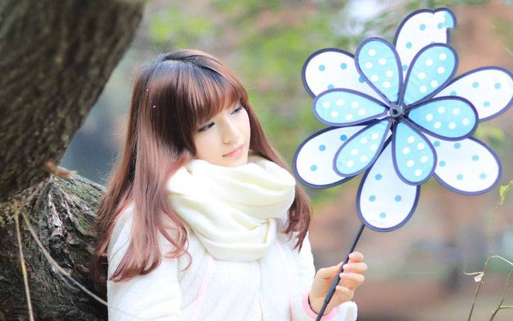 被风吹起的少女长发