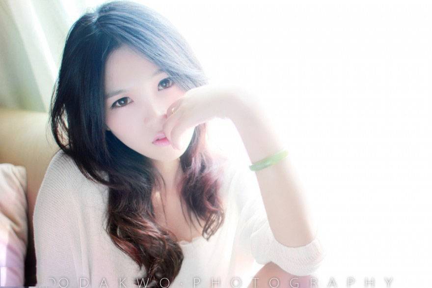 少女清晨梦醒的瞬间