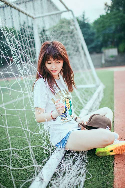 帽檐下的清纯小可爱