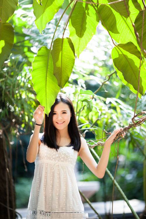 清纯少女树下的小可爱-2