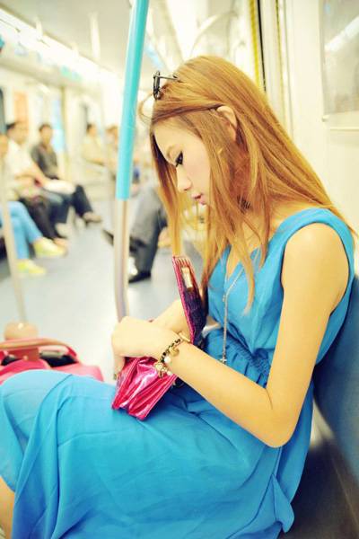 清纯美女地铁唯美写真