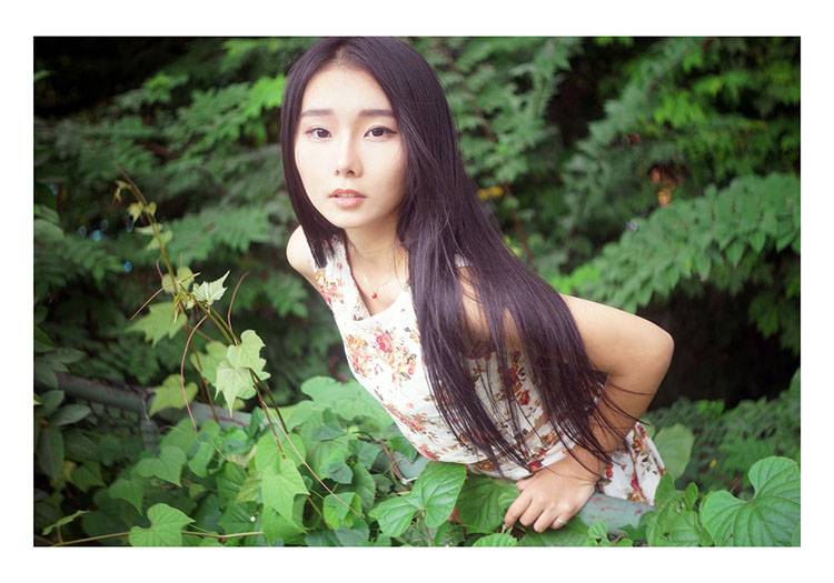 清纯少女操场上的午休