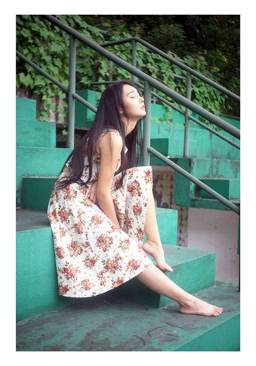 清纯少女操场上的午休-2