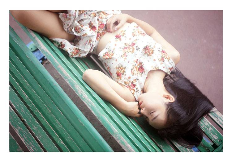 清纯少女操场上的午休-6