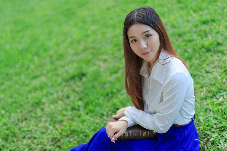 返回学校的青春女大学生