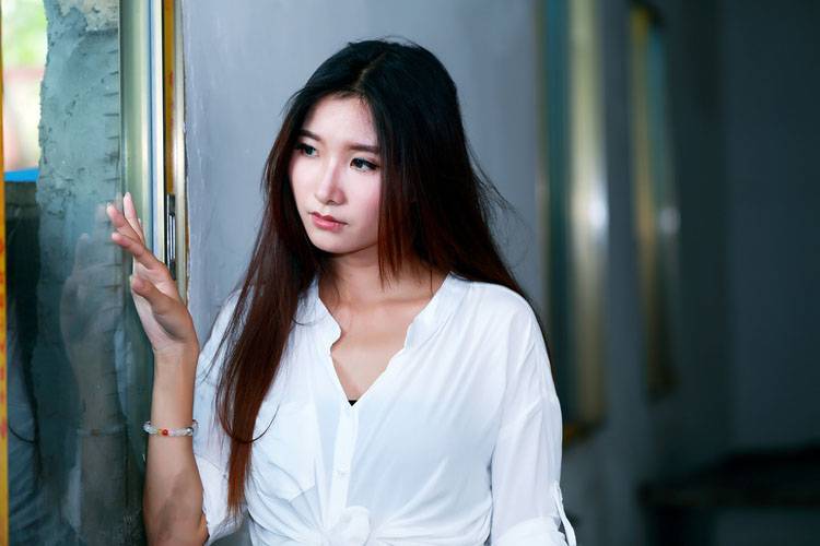 白衫包裹下充满诱惑的少女