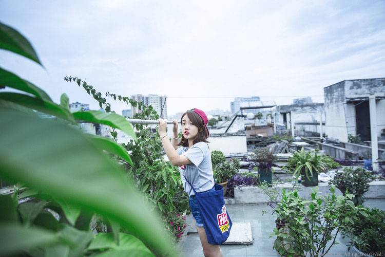 天台上的俏皮姑娘红唇诱惑-6