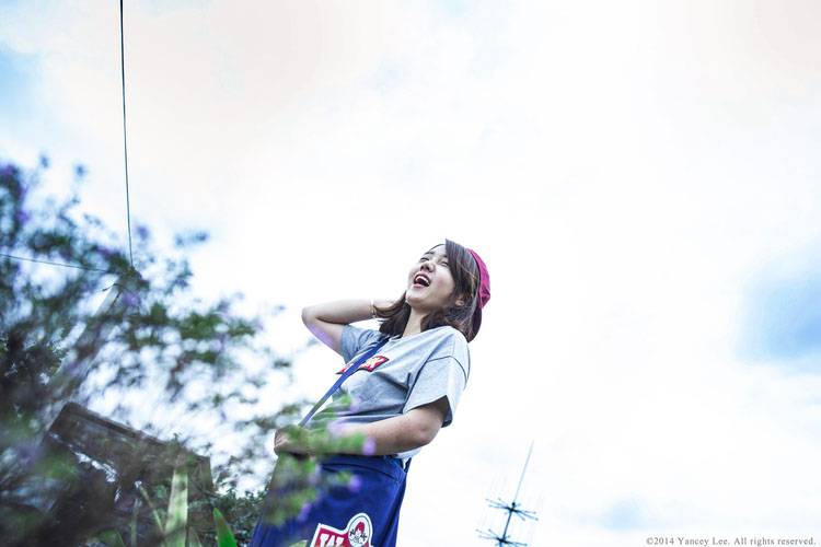 天台上的俏皮姑娘红唇诱惑-7