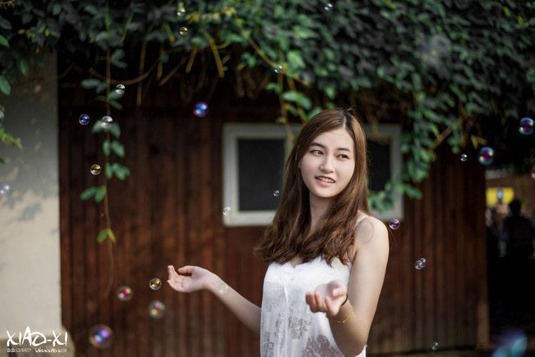 喜爱泡沫的清新姑娘