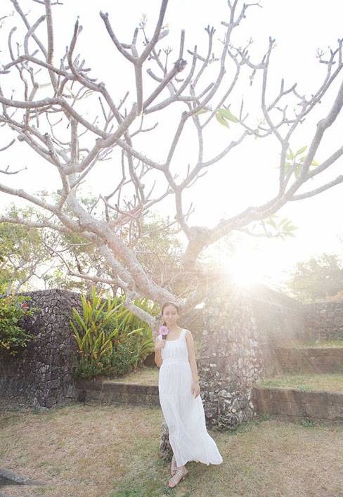 白裙少女的清凉夏日