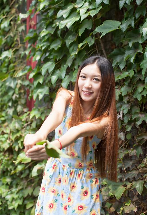 花裙少女的小镇风情