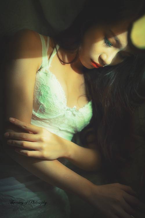 酥胸半露的俏皮少女房间里的放纵