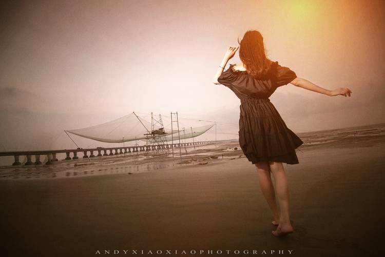 露肩黑裙少女海边的魅-5