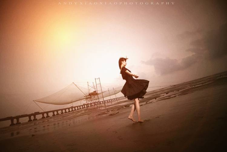 露肩黑裙少女海边的魅-8