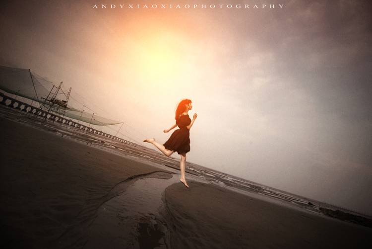 露肩黑裙少女海边的魅-9