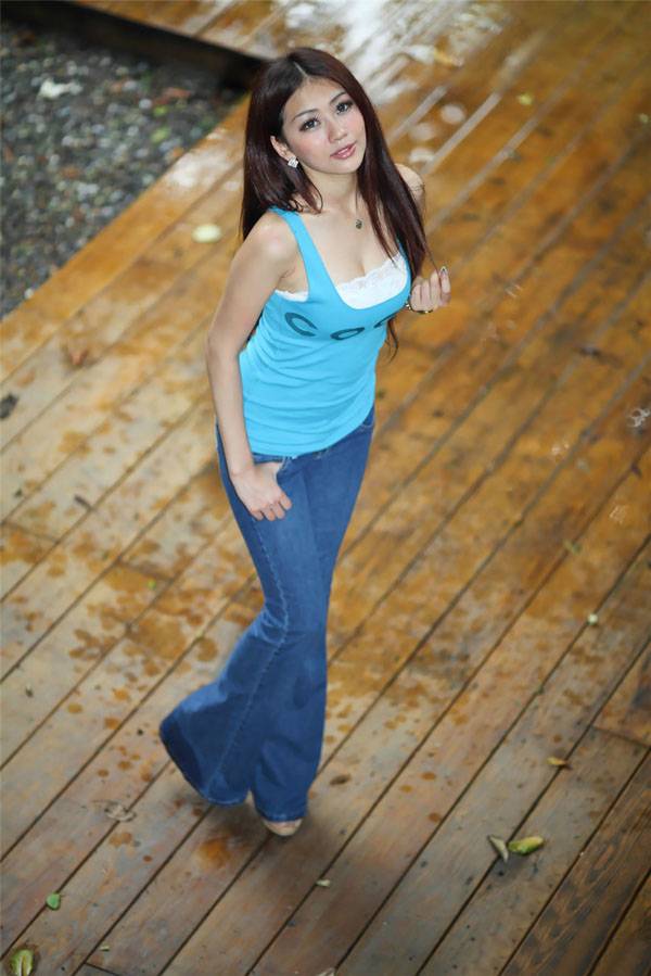 丰满美眉迷人性感街拍写真-5