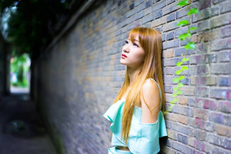 妖娆妩媚的红唇少女性感外拍-2