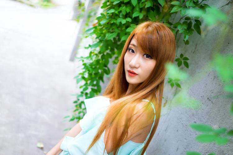 妖娆妩媚的红唇少女性感外拍-4