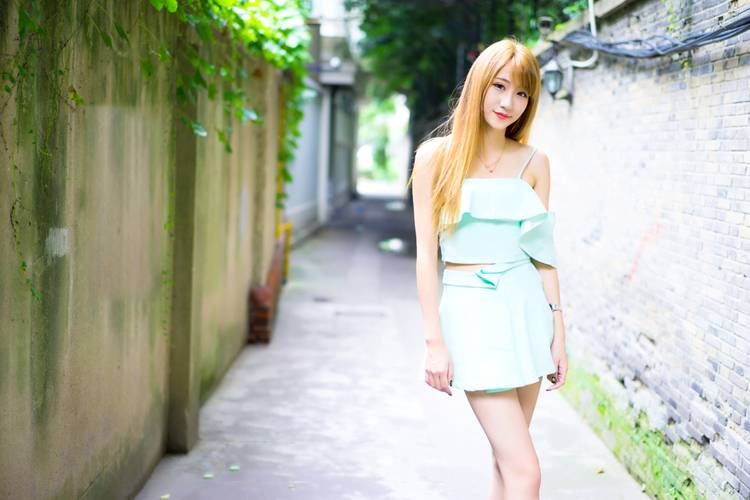 妖娆妩媚的红唇少女性感外拍-6