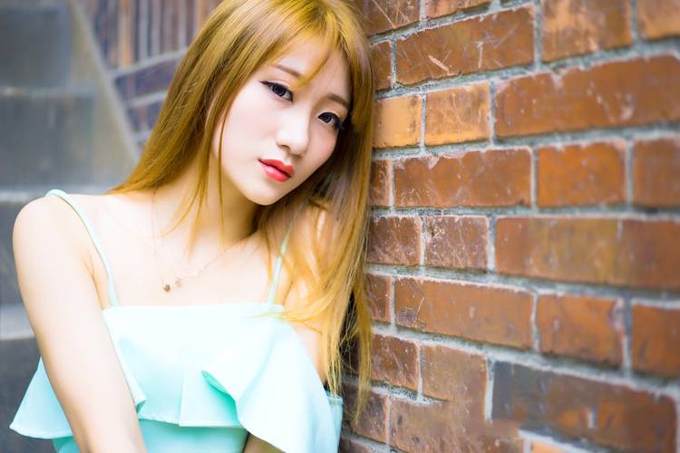 妖娆妩媚的红唇少女性感外拍-9