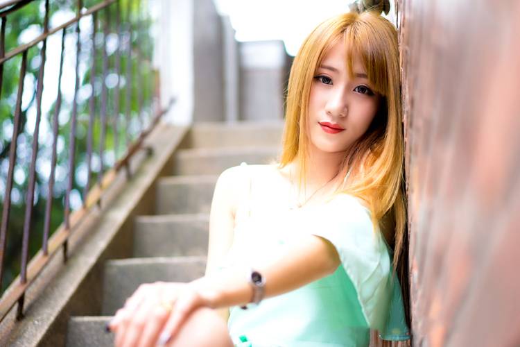 妖娆妩媚的红唇少女性感外拍-10